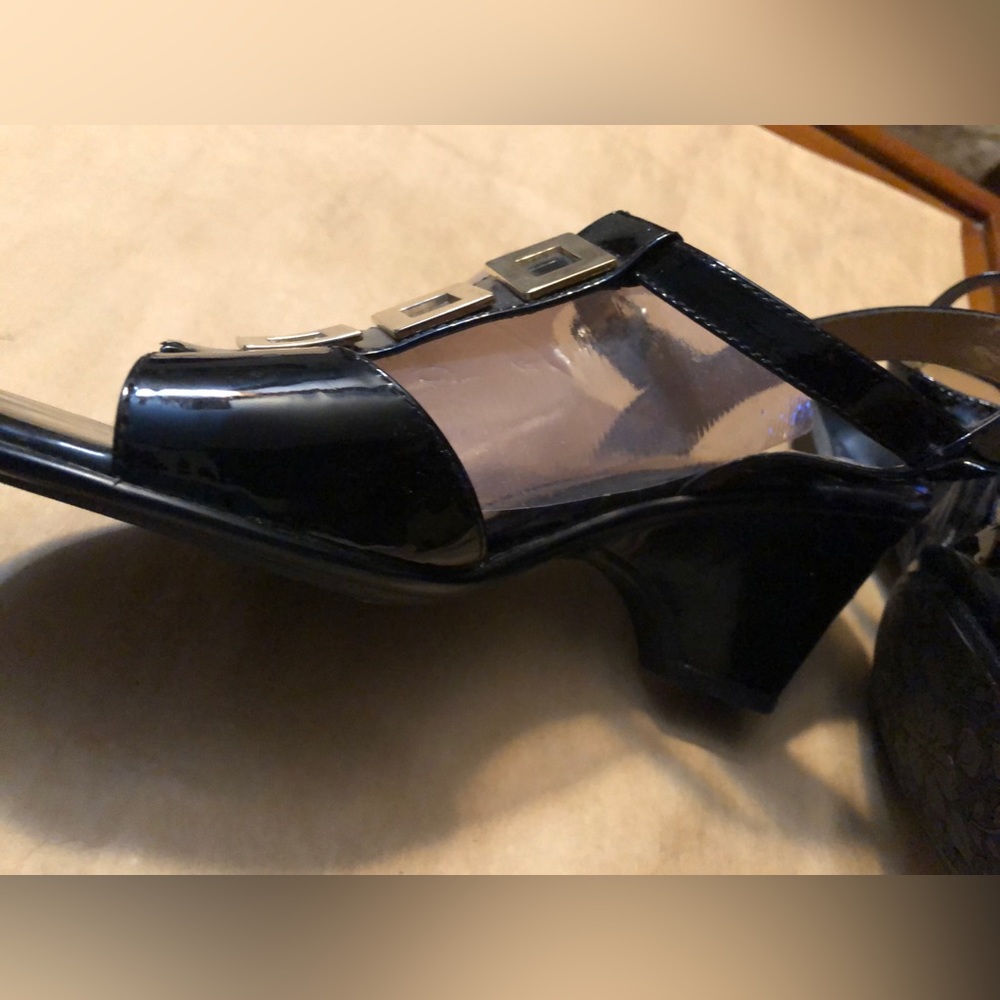 Sofft 9.5 Leather sandals black. Good condition. Minor flaws. Normal wear.